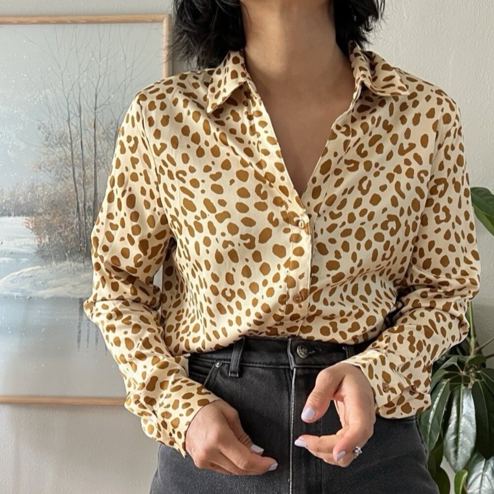 Rachel Zoe Shirt Womens small Beige giraffe Print‎ Button Up Long Sleeve Blouse